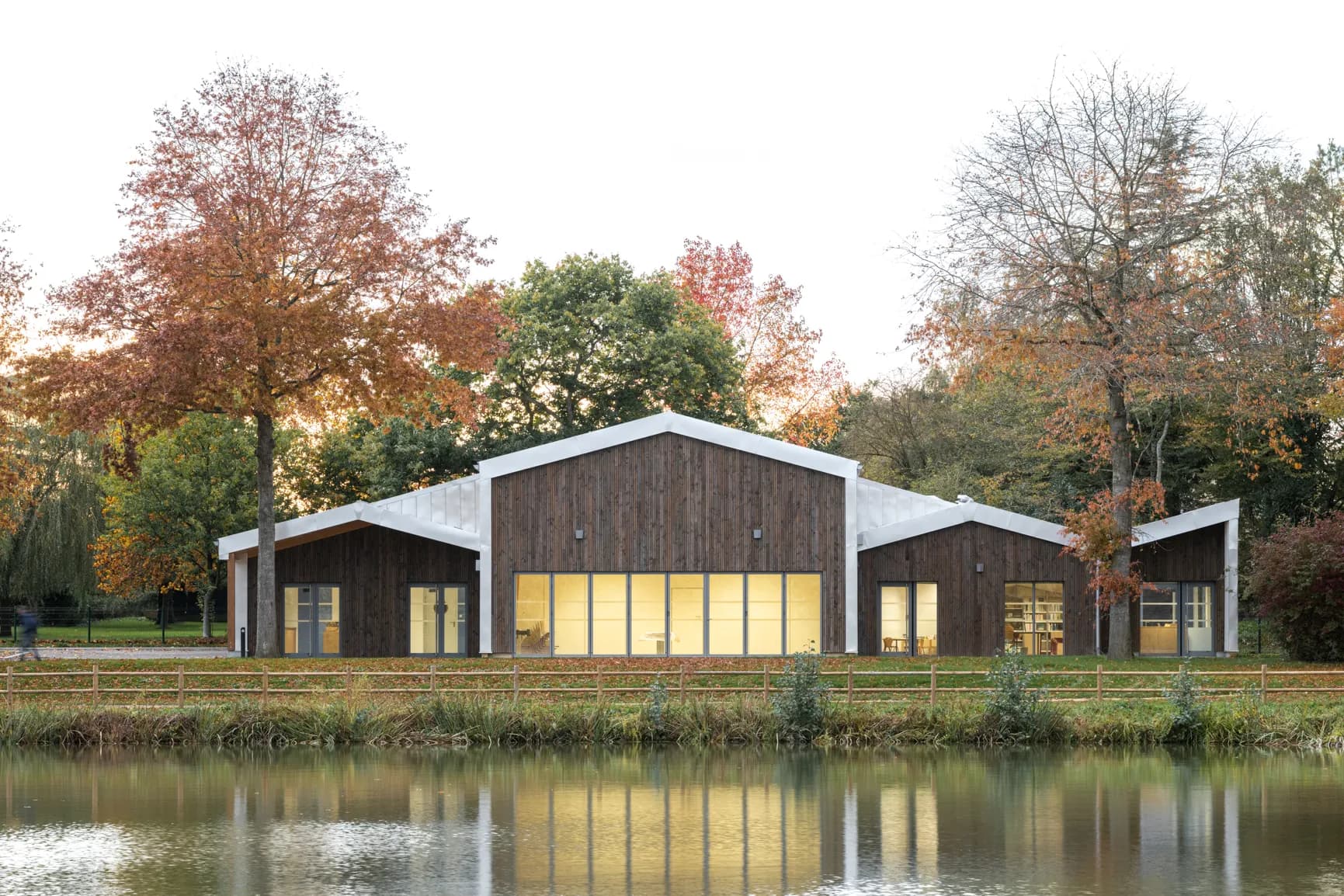 façade d'une maison avec un lac