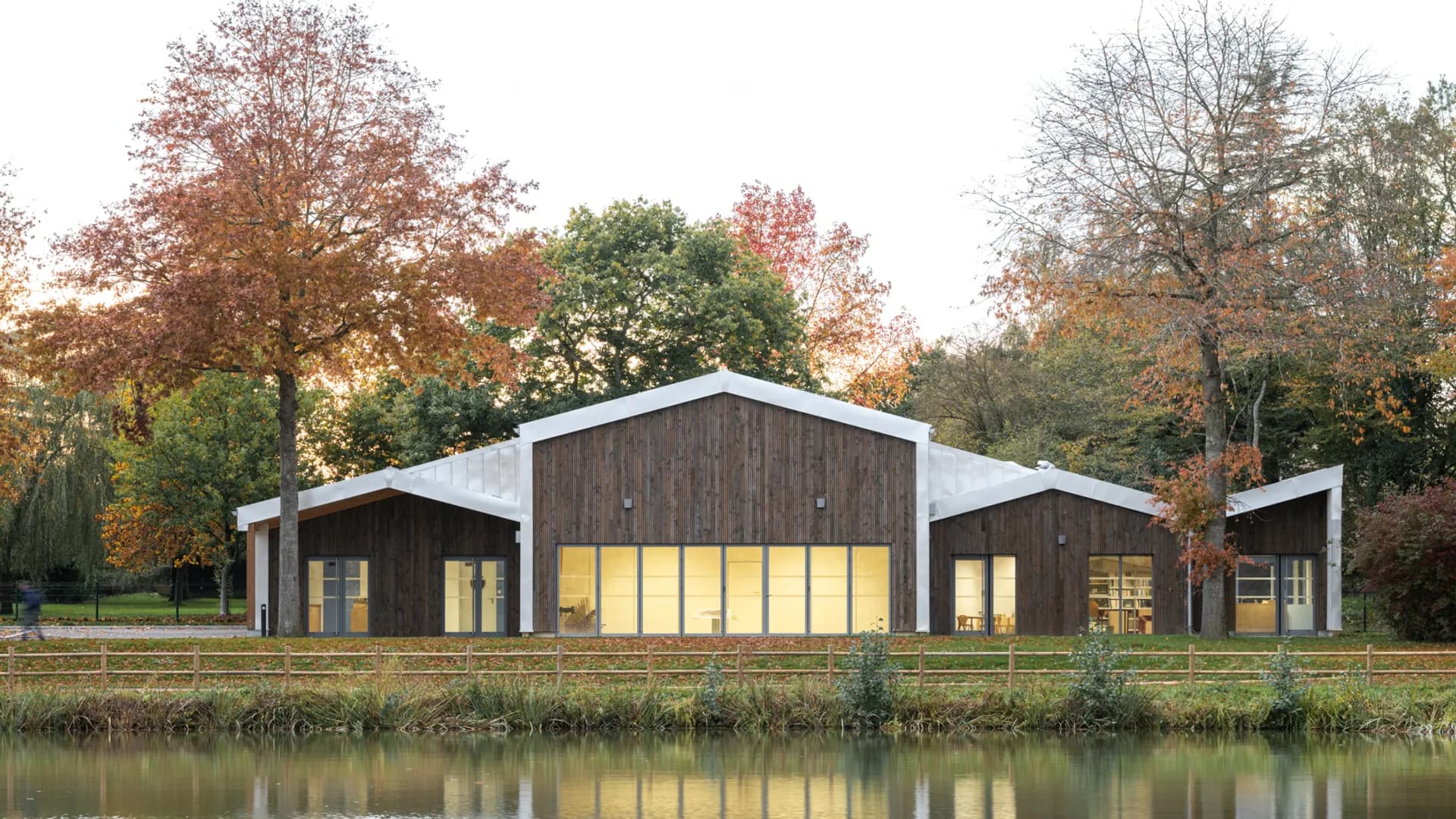 façade d'une maison avec un lac