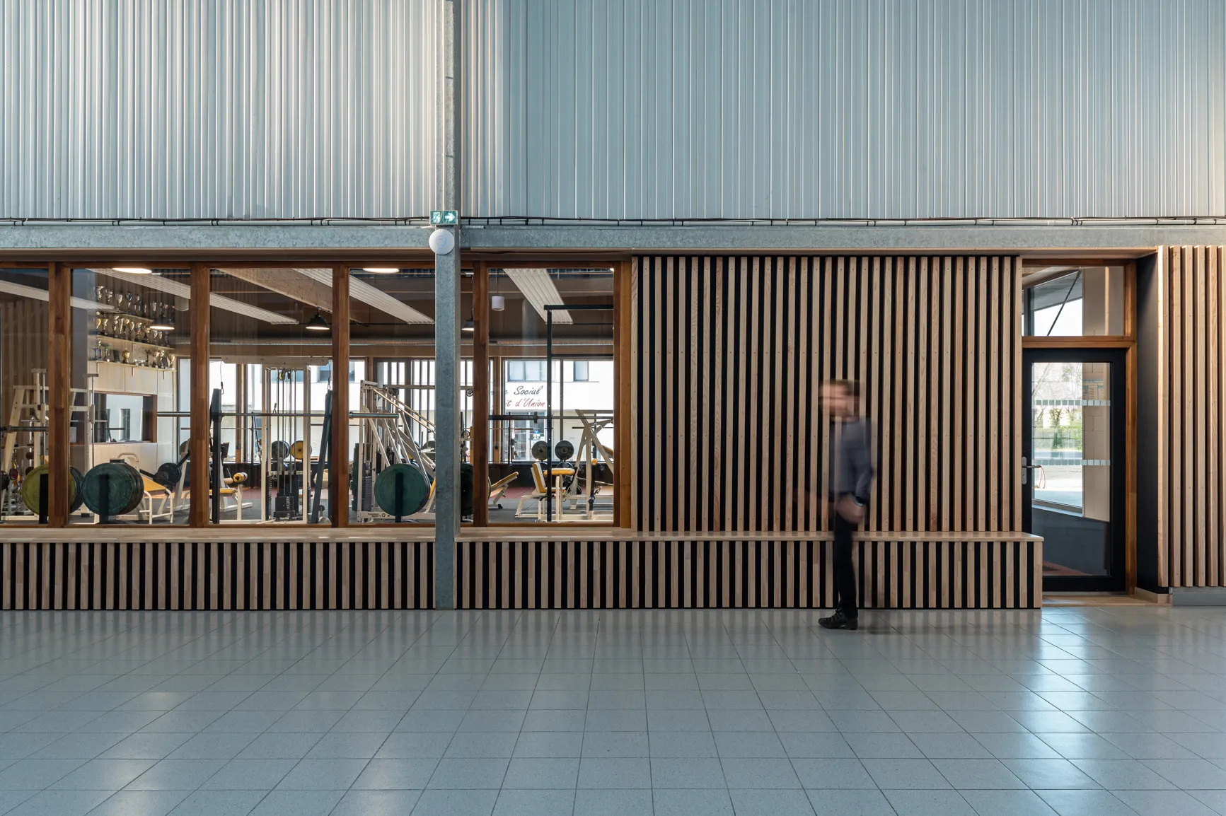 intérieure avec un passant